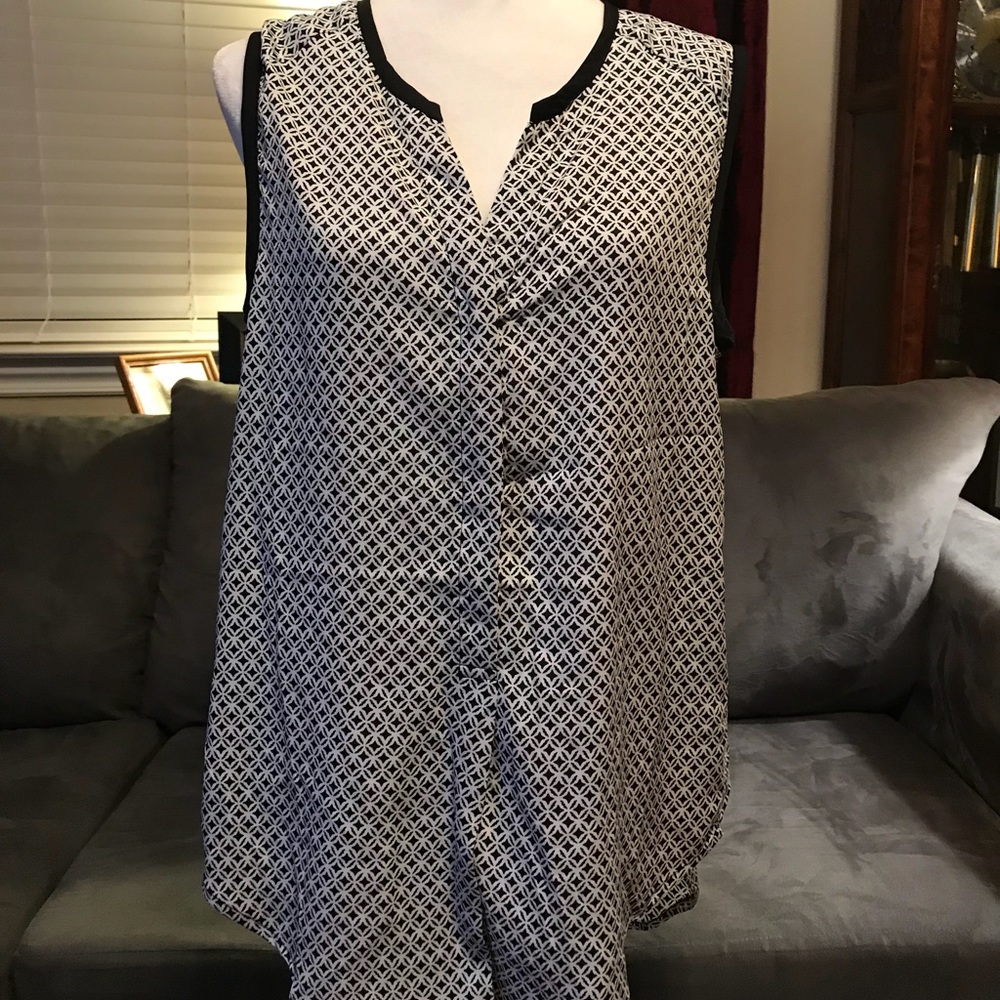Very stylish b&w high low tunic