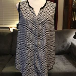 Very stylish b&w high low tunic