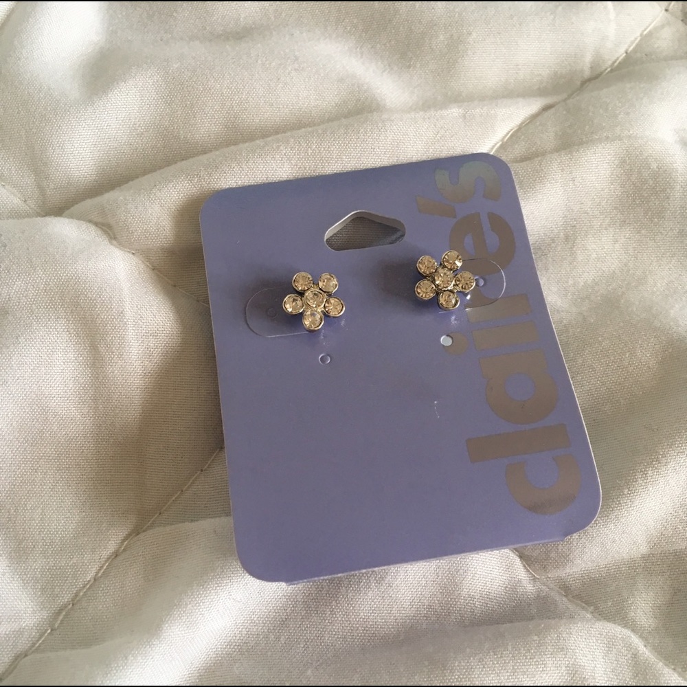 NWT Free with Bundle