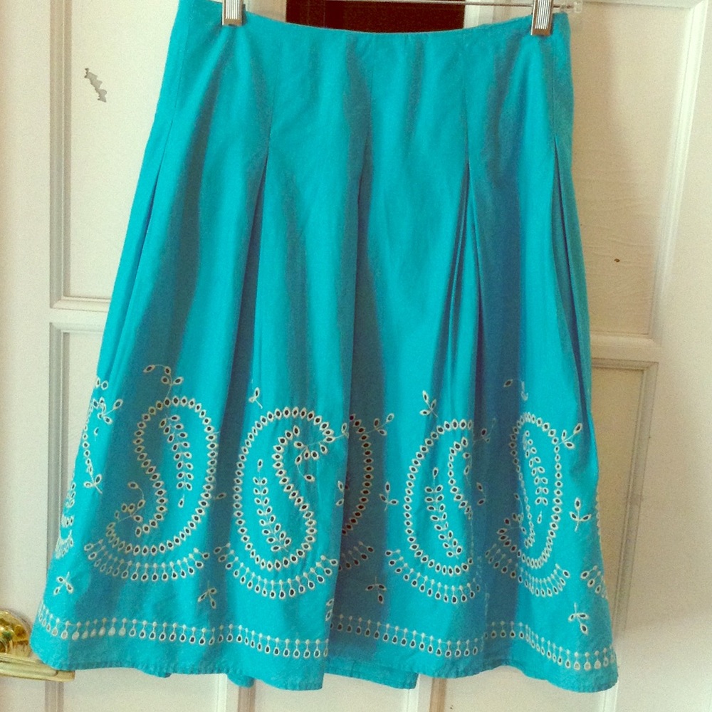 Sweet & classic A-line skirt with pleats.