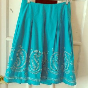 Sweet & classic A-line skirt with pleats.