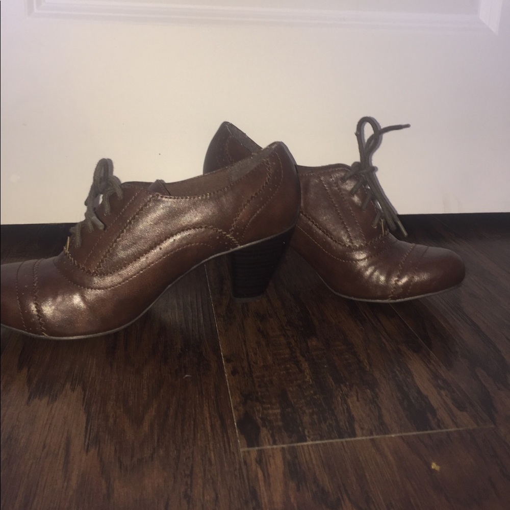 Oxford-style shoe, size 10