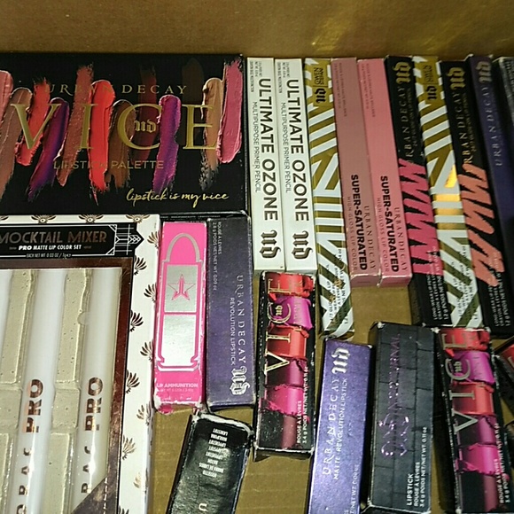 Authentic Makeup - Picture 5 of 8