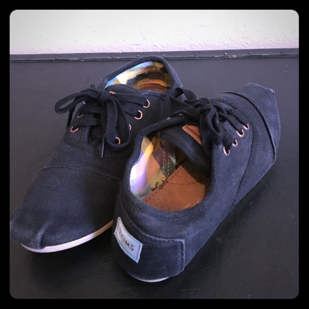 Toms black lace up shoes size 7 women's