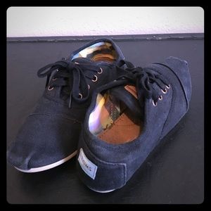 Toms black lace up shoes size 7 women's