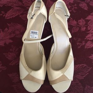 Highlights size 10 beige and white heels