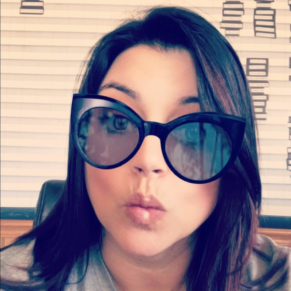 Meet your Posher, Holly - Picture 2 of 2