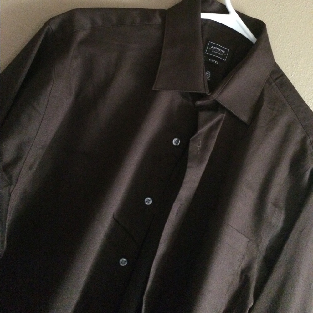 Men's fitted dress shirt