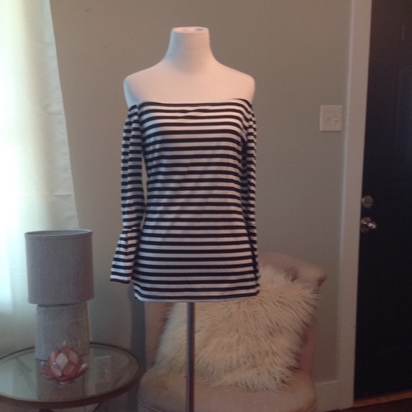 🦋Off the shoulder stripped b & w🦋 S/M - Picture 3 of 6