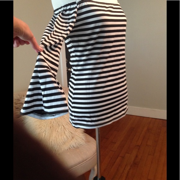 🦋Off the shoulder stripped b & w🦋 S/M - Picture 4 of 6