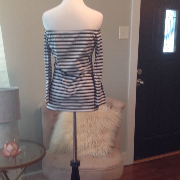 🦋Off the shoulder stripped b & w🦋 S/M - Picture 5 of 6