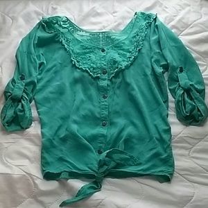 Super cute tie-front top!
