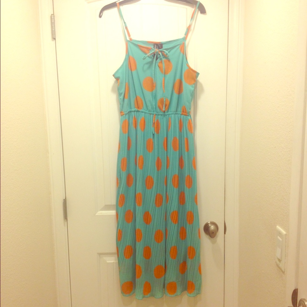NWT pleated summer midi dress w/great style