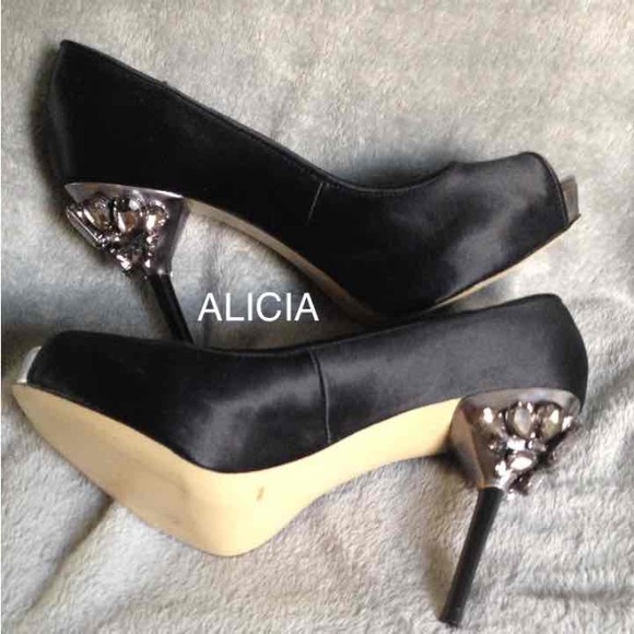 BCBG MAXAZRIA HILDY BLACK SATIN HEELS - Picture 3 of 8
