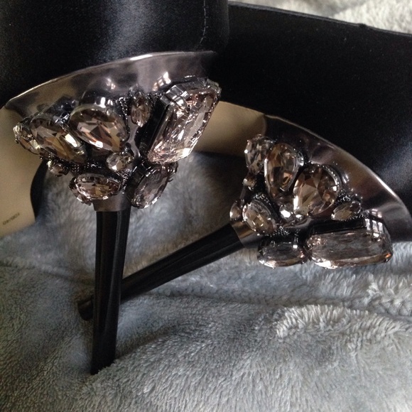 BCBG MAXAZRIA HILDY BLACK SATIN HEELS - Picture 5 of 8