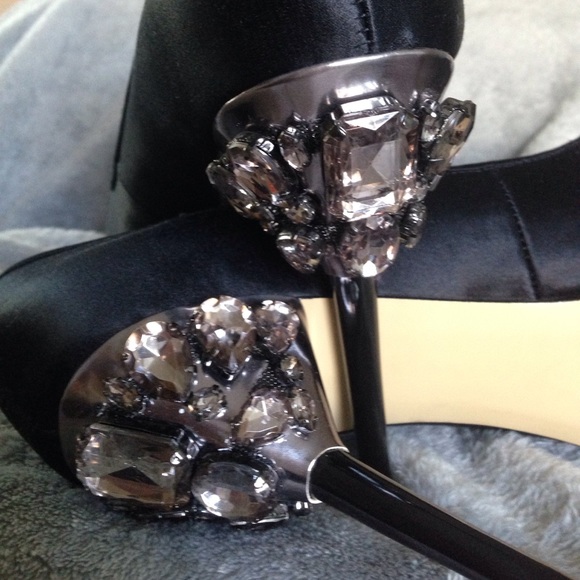 BCBG MAXAZRIA HILDY BLACK SATIN HEELS - Picture 6 of 8