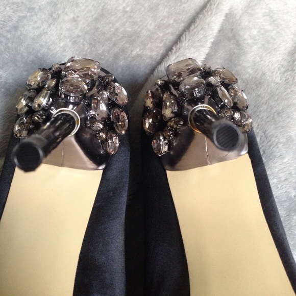 BCBG MAXAZRIA HILDY BLACK SATIN HEELS - Picture 8 of 8