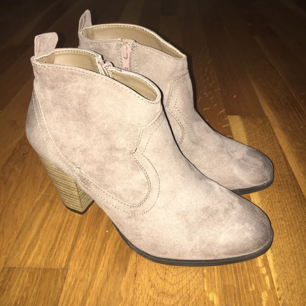 Qupid Booties - NWT - taupe