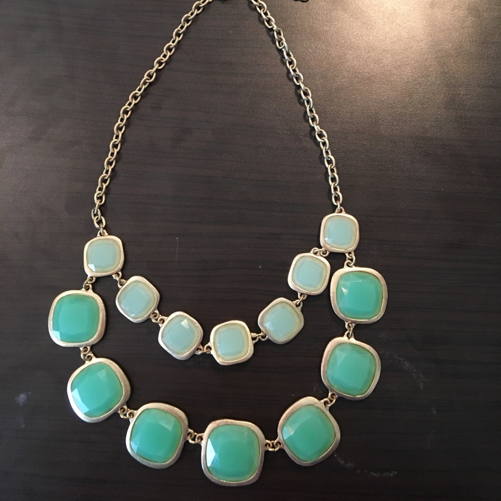 Multi-hue green necklace