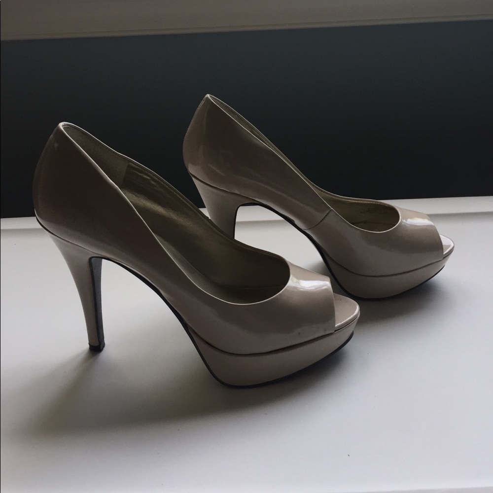 Nude patent leather peep toe pumps