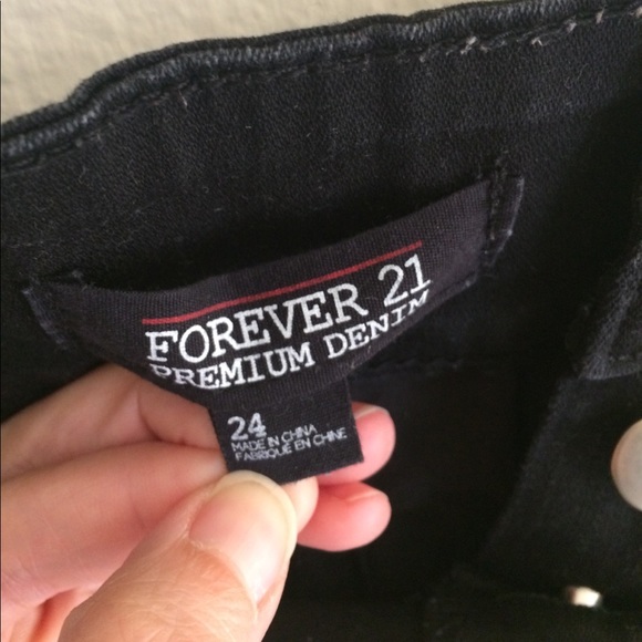 Very short black shorts - Picture 3 of 4