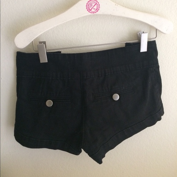 Very short black shorts - Picture 4 of 4