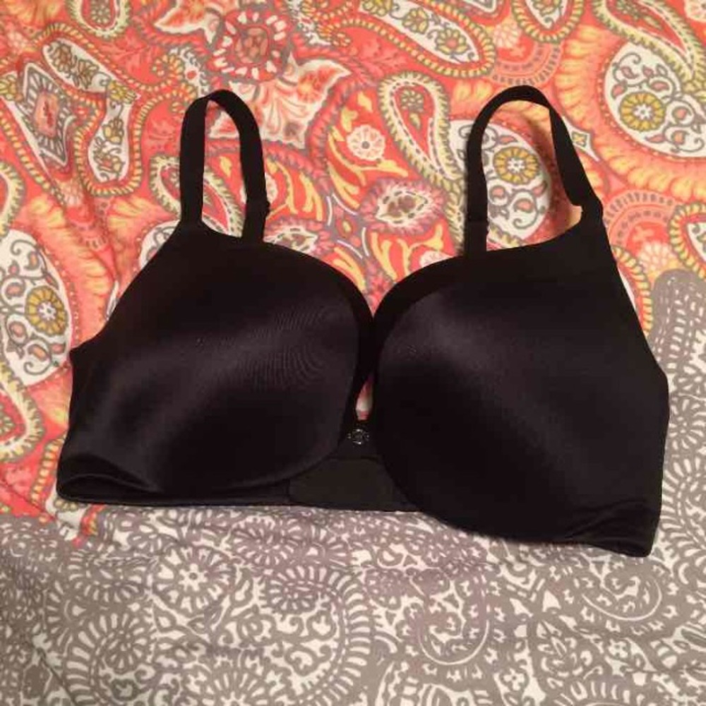 LIKE NEW Victoria's Secret push up bra in black!