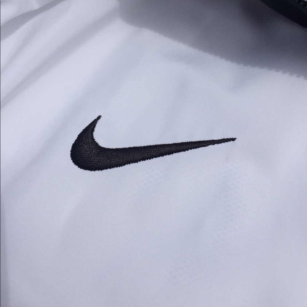 Almost New Nike windbreaker XXL BUT IT FITS A XL - Picture 3 of 3