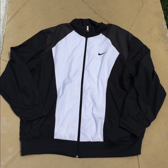 Almost New Nike windbreaker XXL BUT IT FITS A XL - Picture 1 of 3
