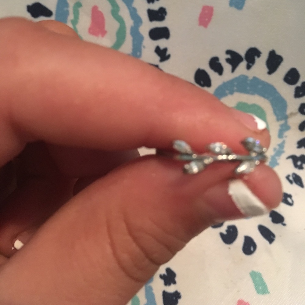 Silver ring five diamond leave (fake)