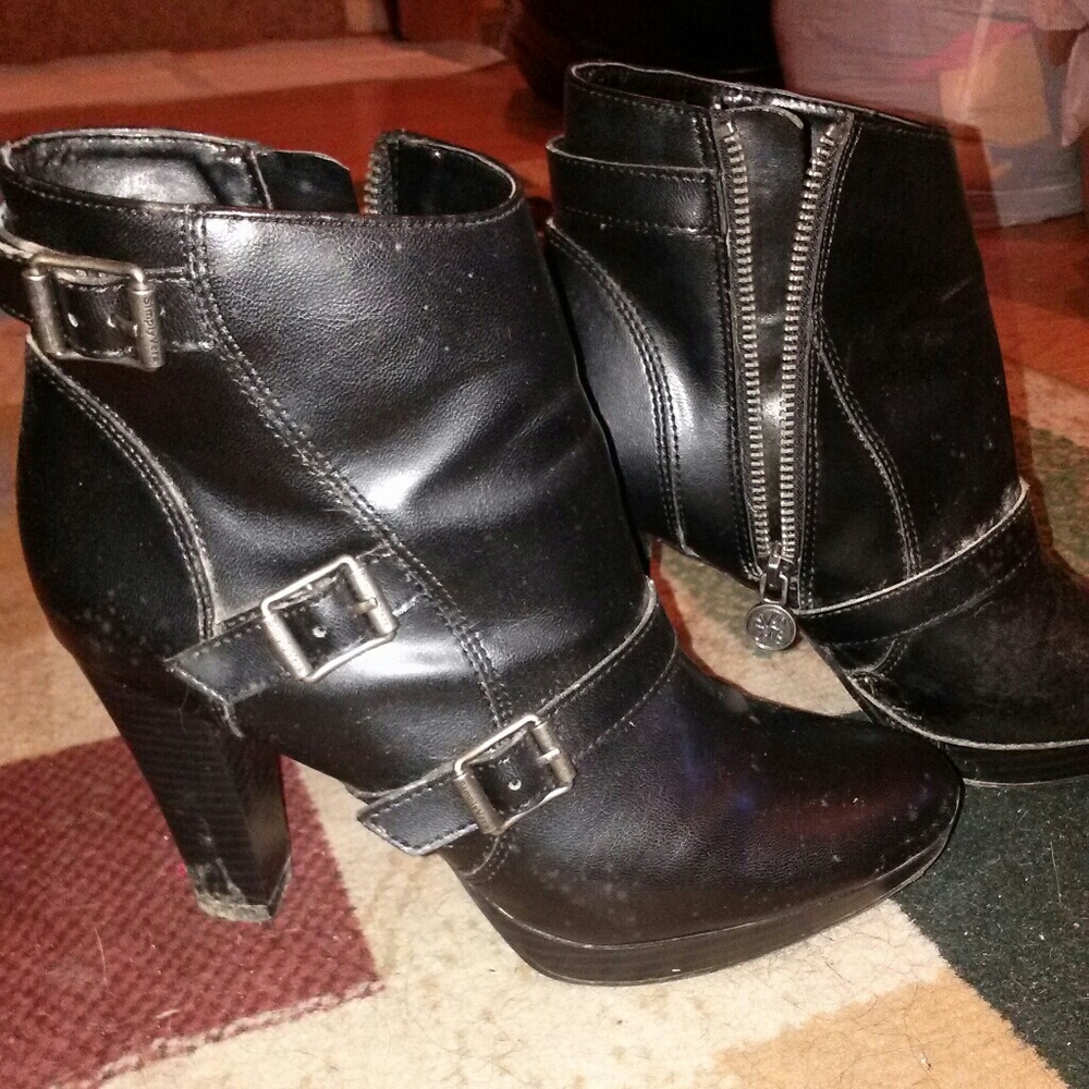 **DONATED**Vera Wang Ankle Booties, Black, 6