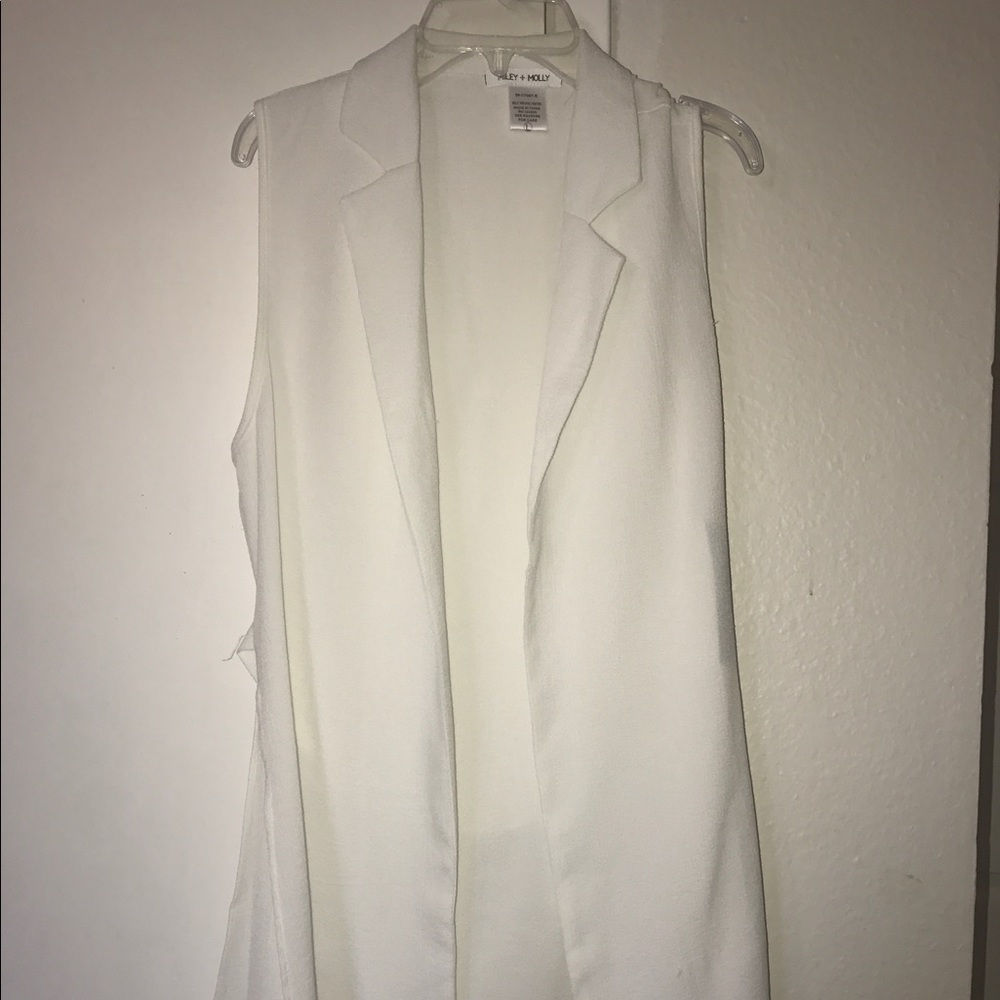 Long sleeveless white duster