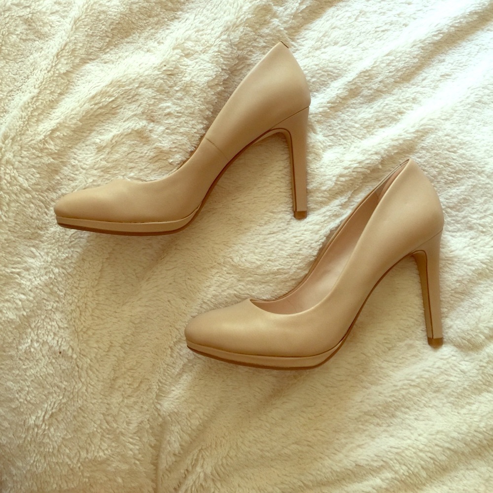 Size 6 1/2 nude banana republic leather heels