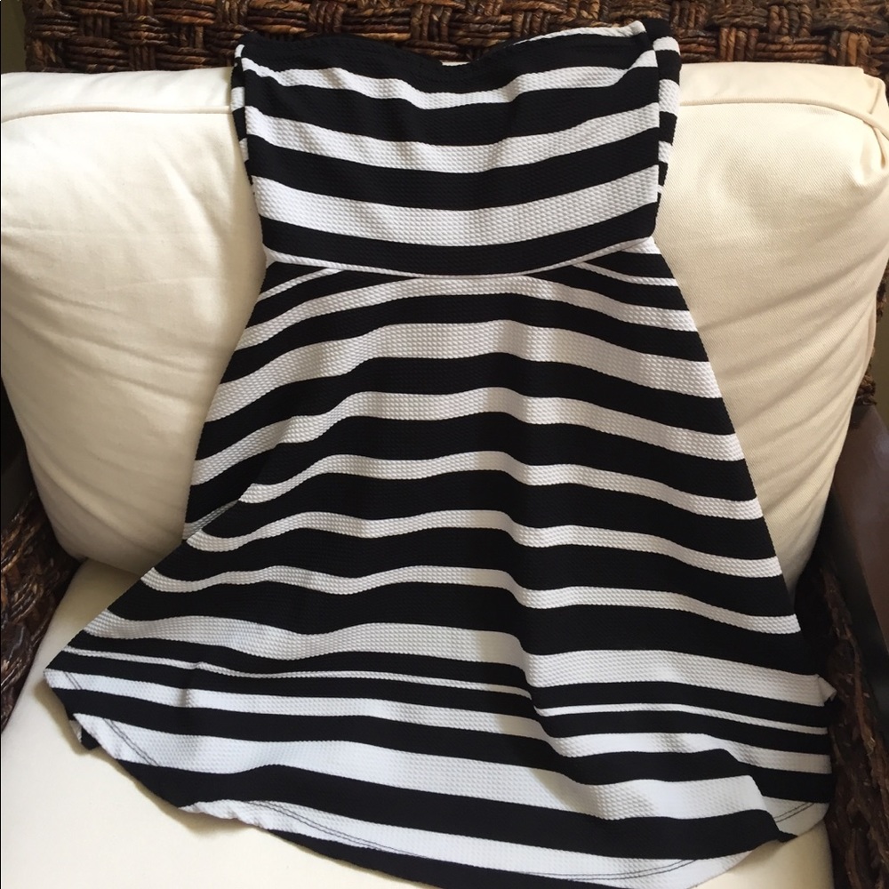 Size small strapless black and white striped dress - Picture 2 of 2