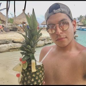 Meet your Posher, Max