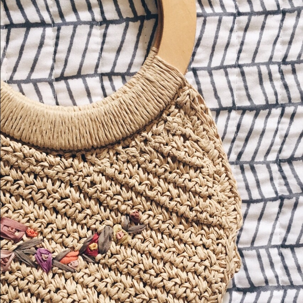 Scala straw handbag w/ wooden handles and flowers
