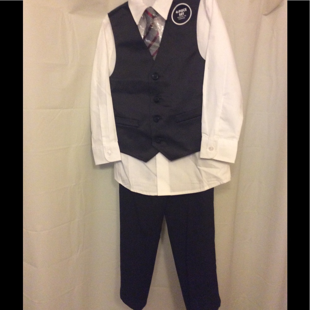 Boys 4 piece suit. Size 6   NWT