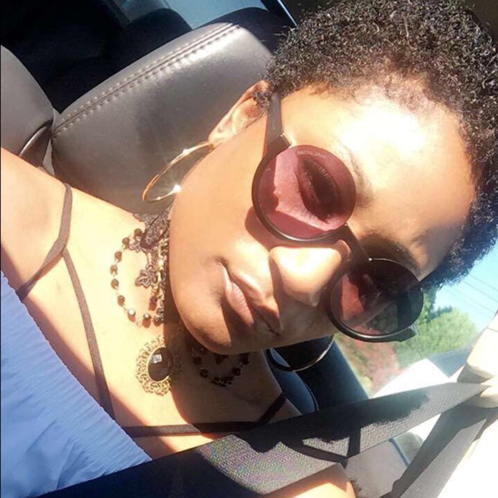 Meet your Posher, Latosha