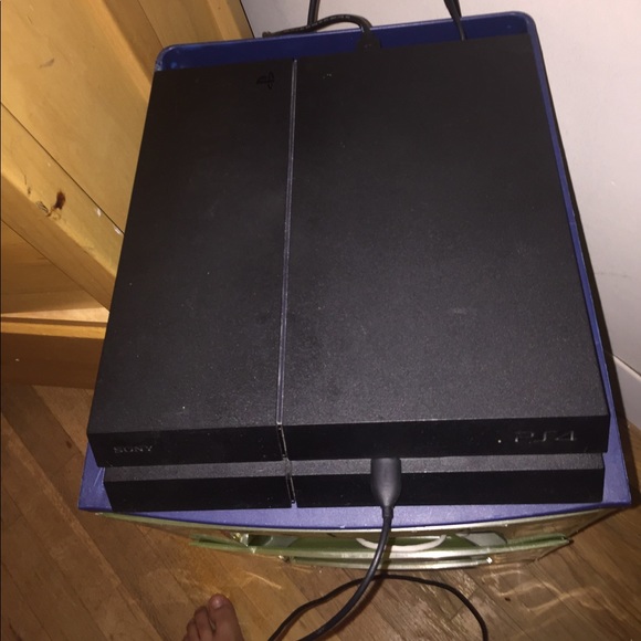 PS4 all black with red controller - Picture 1 of 4