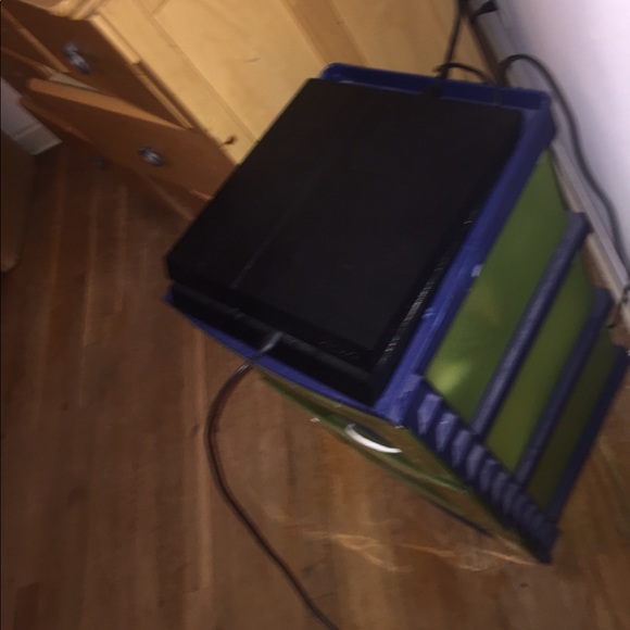 PS4 all black with red controller - Picture 3 of 4