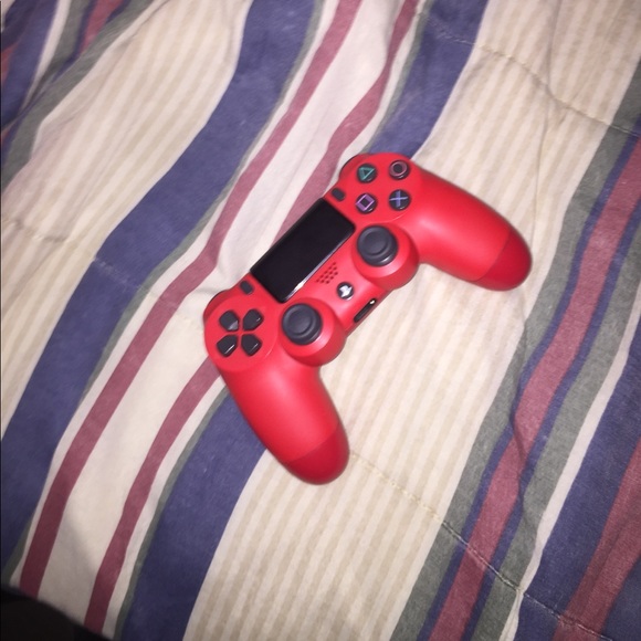 PS4 all black with red controller - Picture 4 of 4