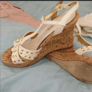 ***CLEARANCE***White sandals with gold stud size 8
