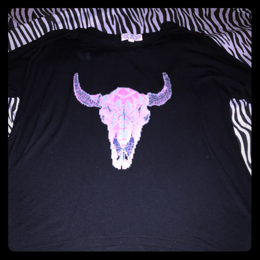 Black 3/4 sleeve hi-lo w/feminine pink steer skull
