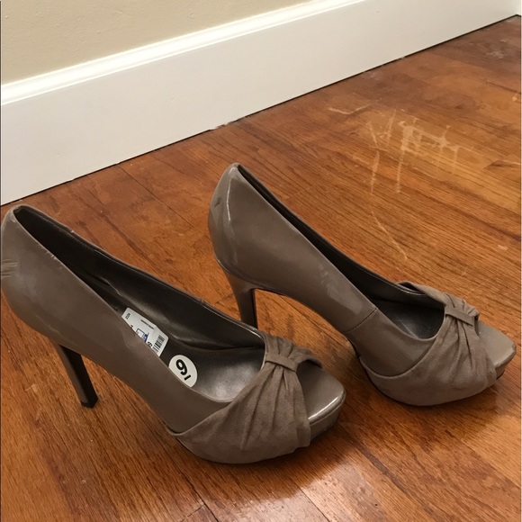 Heels by Carlos Santana - Picture 2 of 3