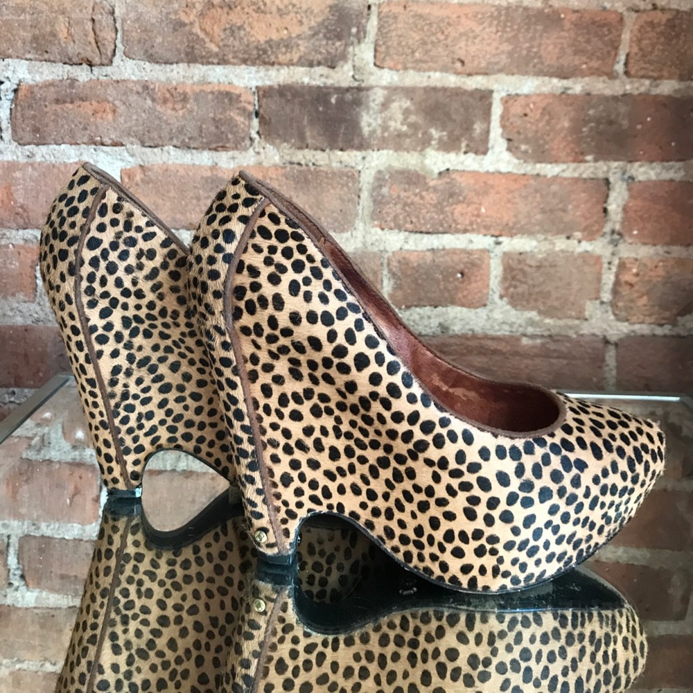 Like new fab Skin Hello Midnight leopard heels