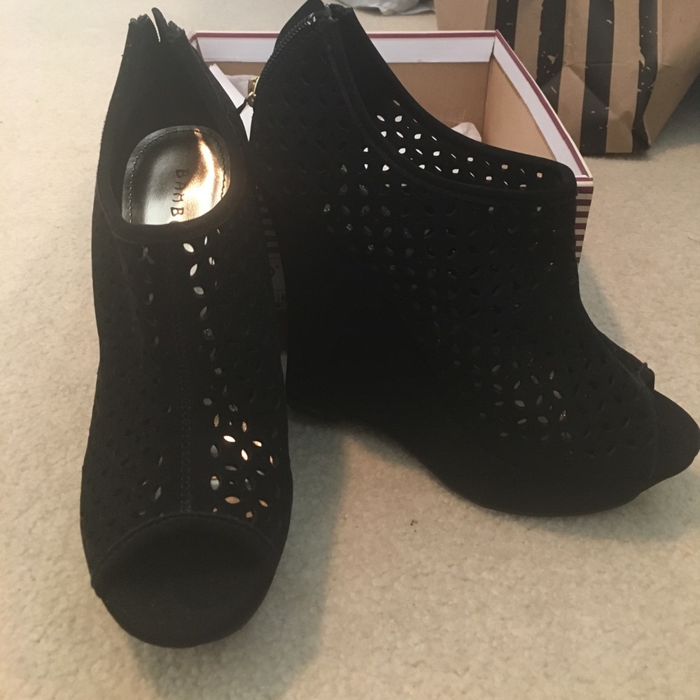 Black wedges