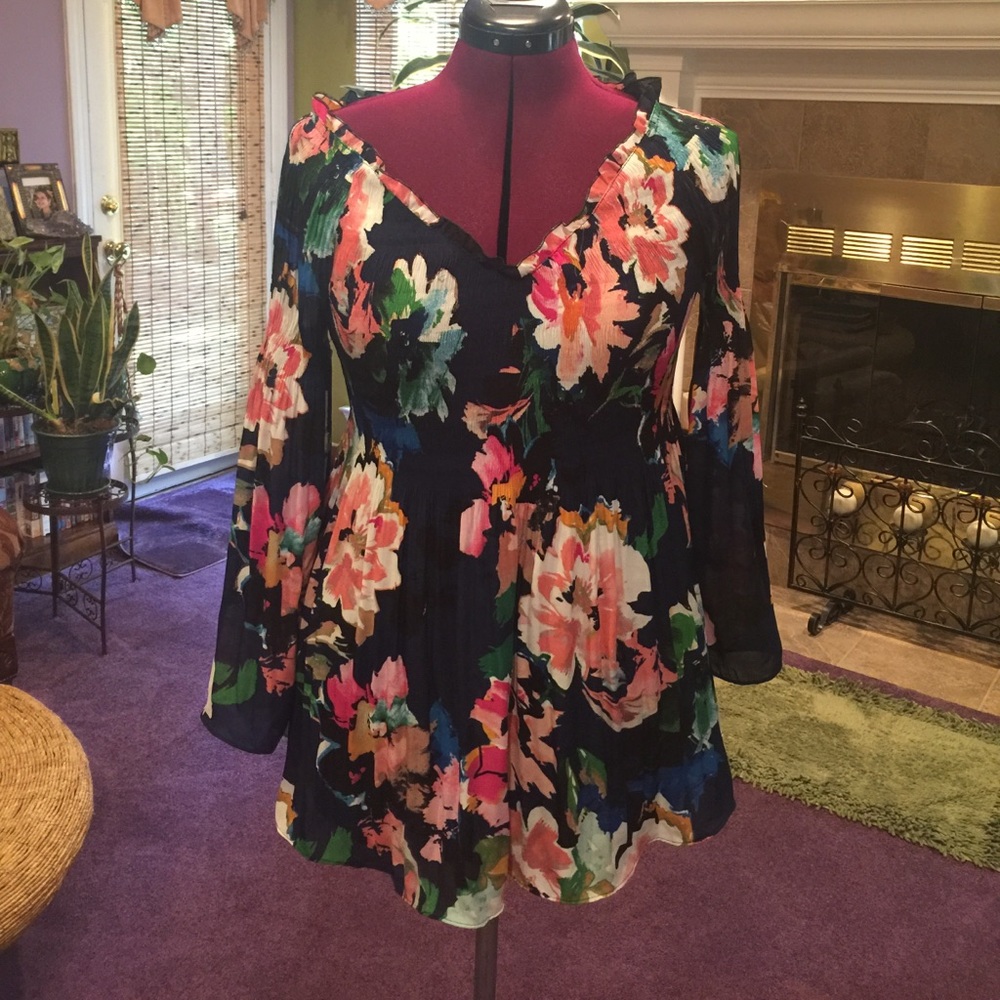 Floral stretchy breezy blouse-never worn