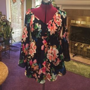Floral stretchy breezy blouse-never worn