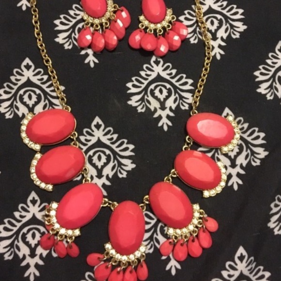 Claires  coral statement set bonus bracelet - Picture 2 of 3