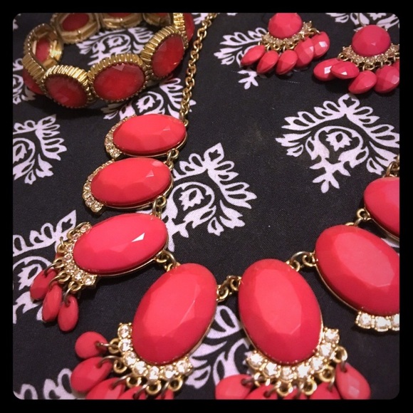 Claires  coral statement set bonus bracelet - Picture 3 of 3